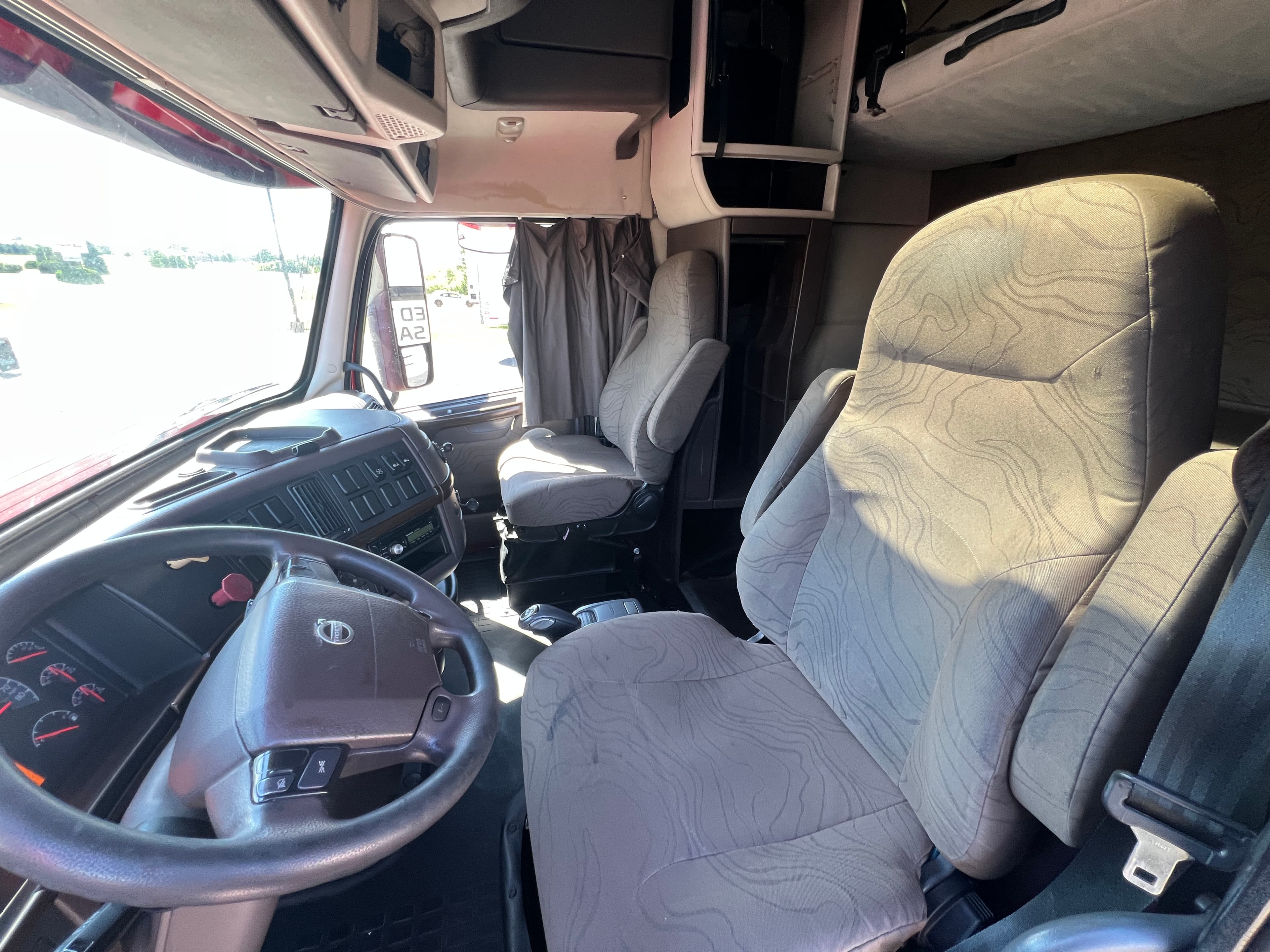 2015 Volvo VNL670