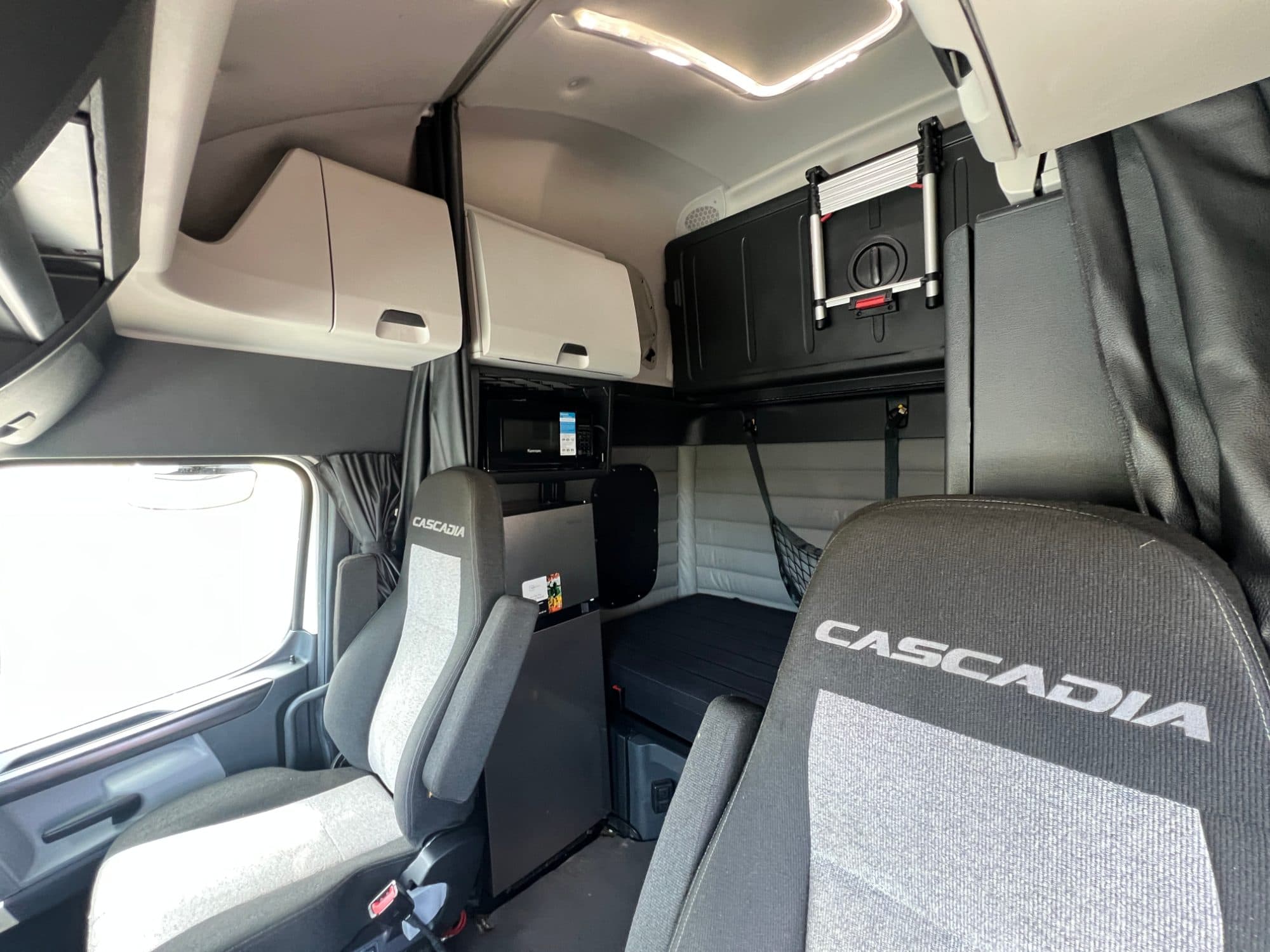 2023 Freightliner Cascadia 126