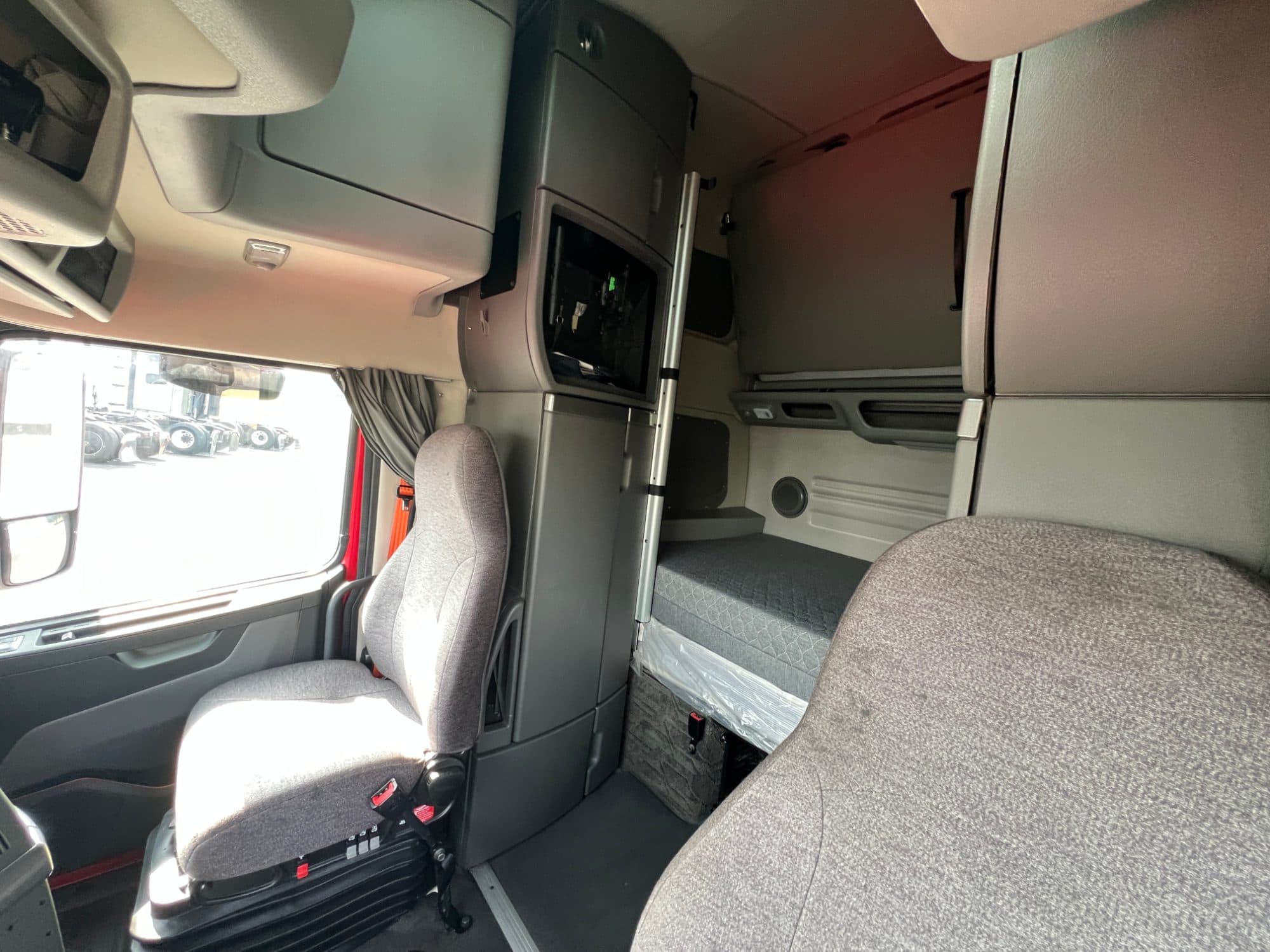 2022 Volvo VNL860