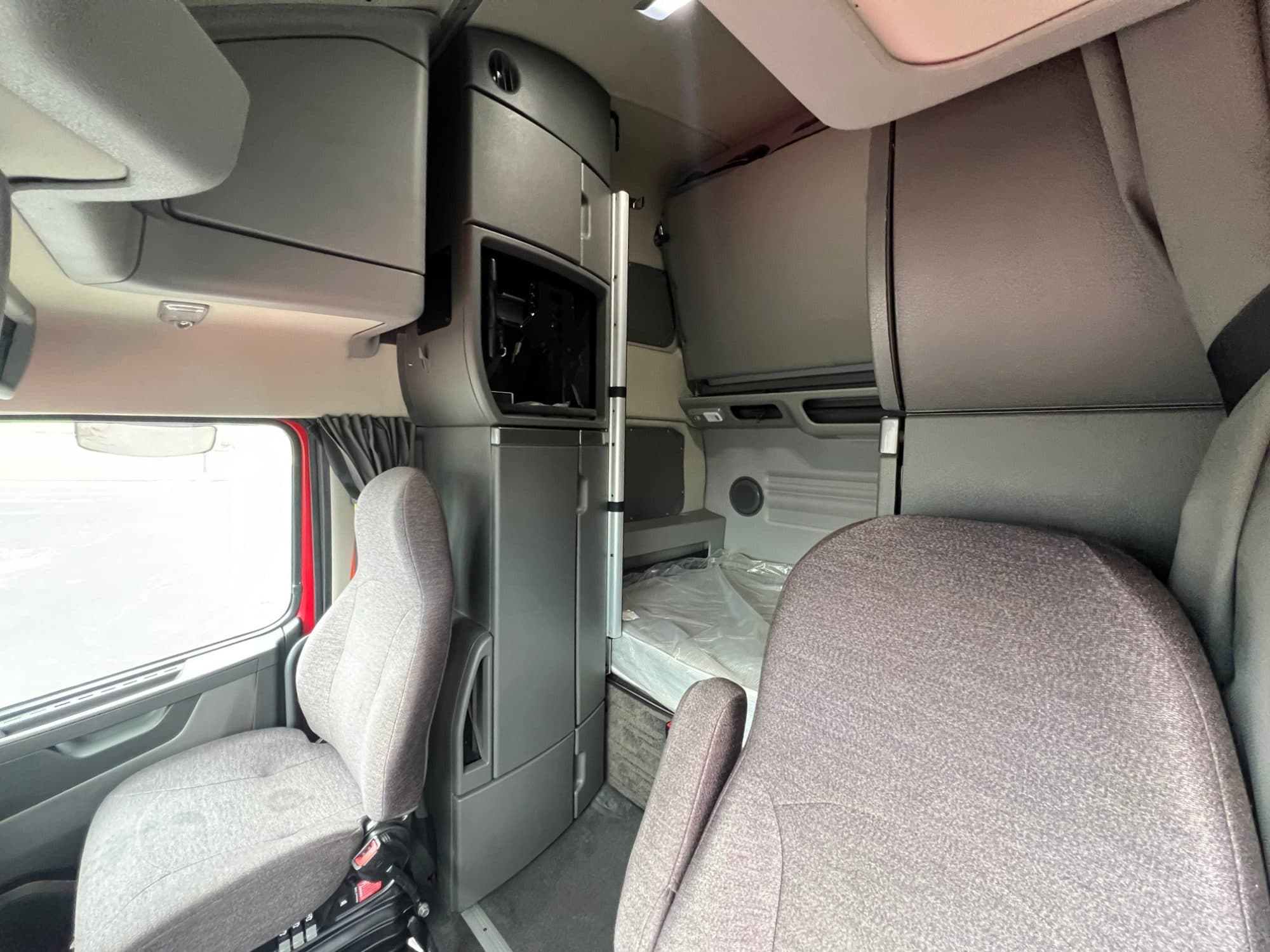 2022 Volvo VNL860