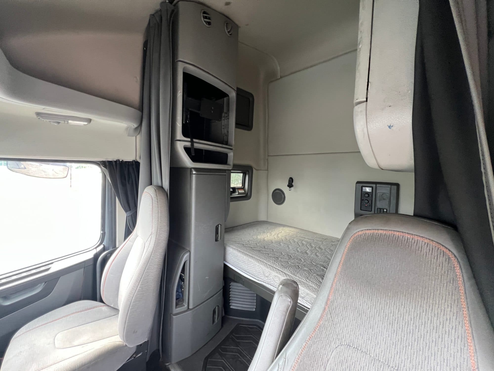 2021 Volvo VNL760