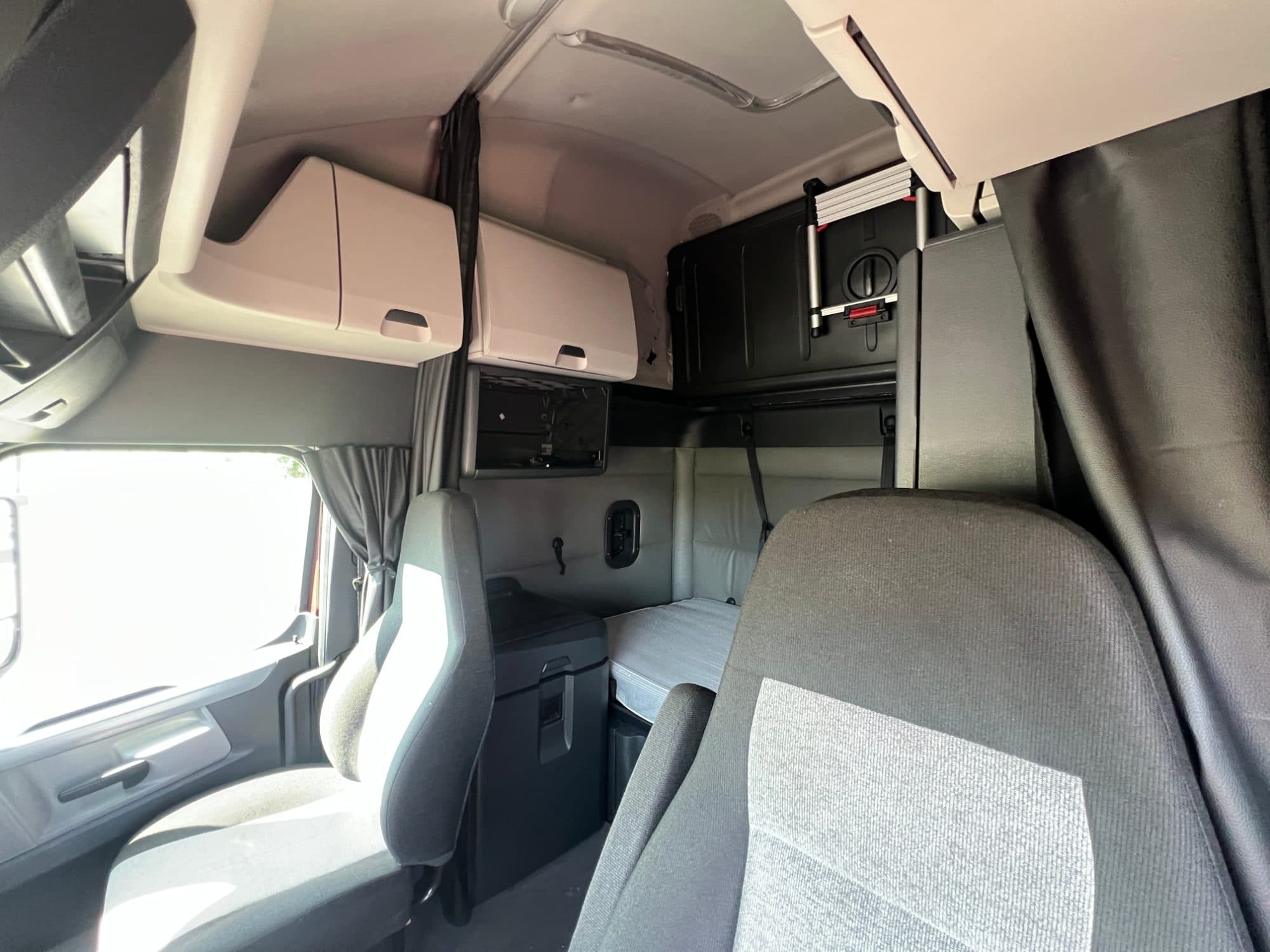 2021 Freightliner Cascadia 126