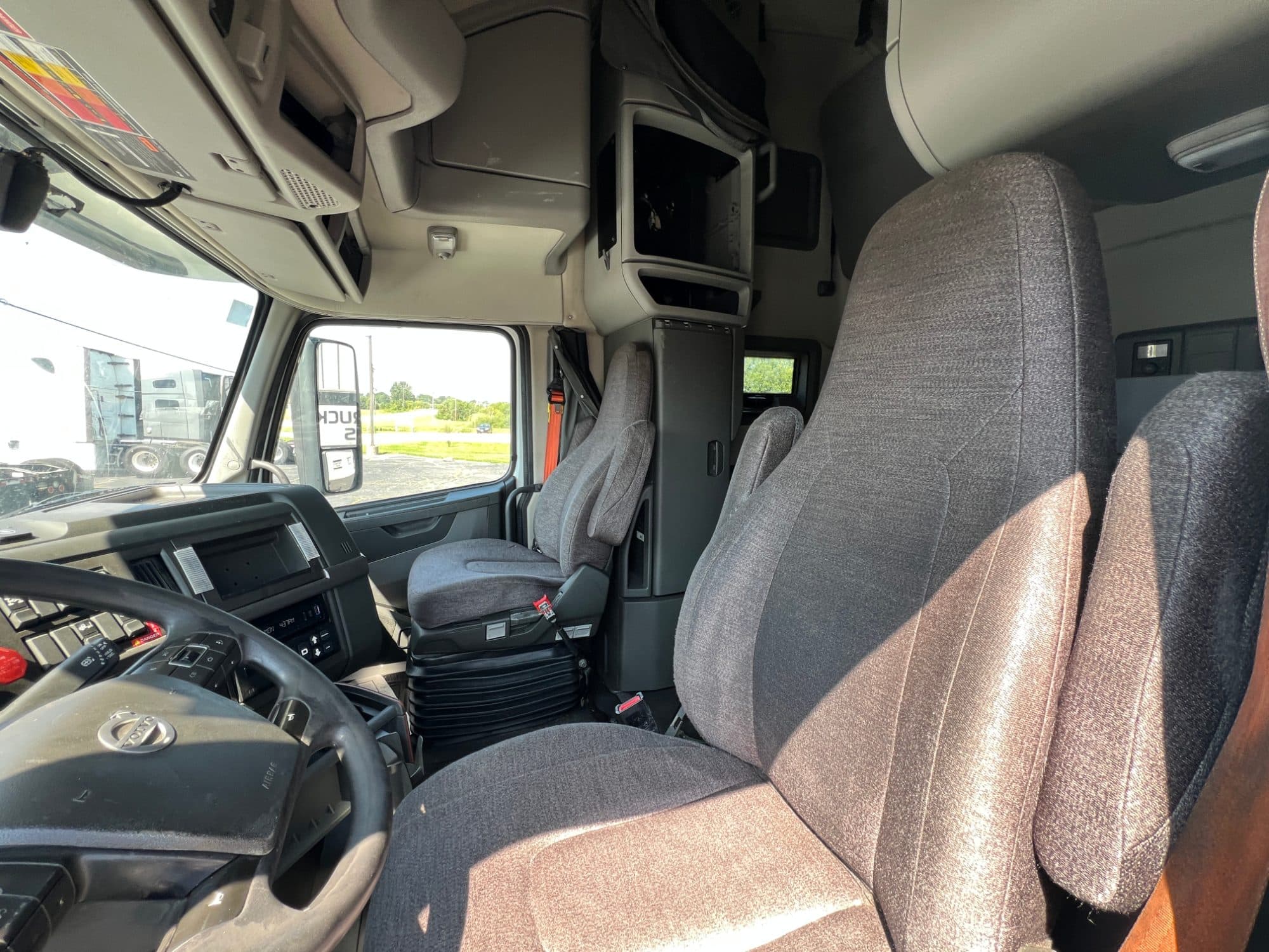 2020 Volvo VNL760