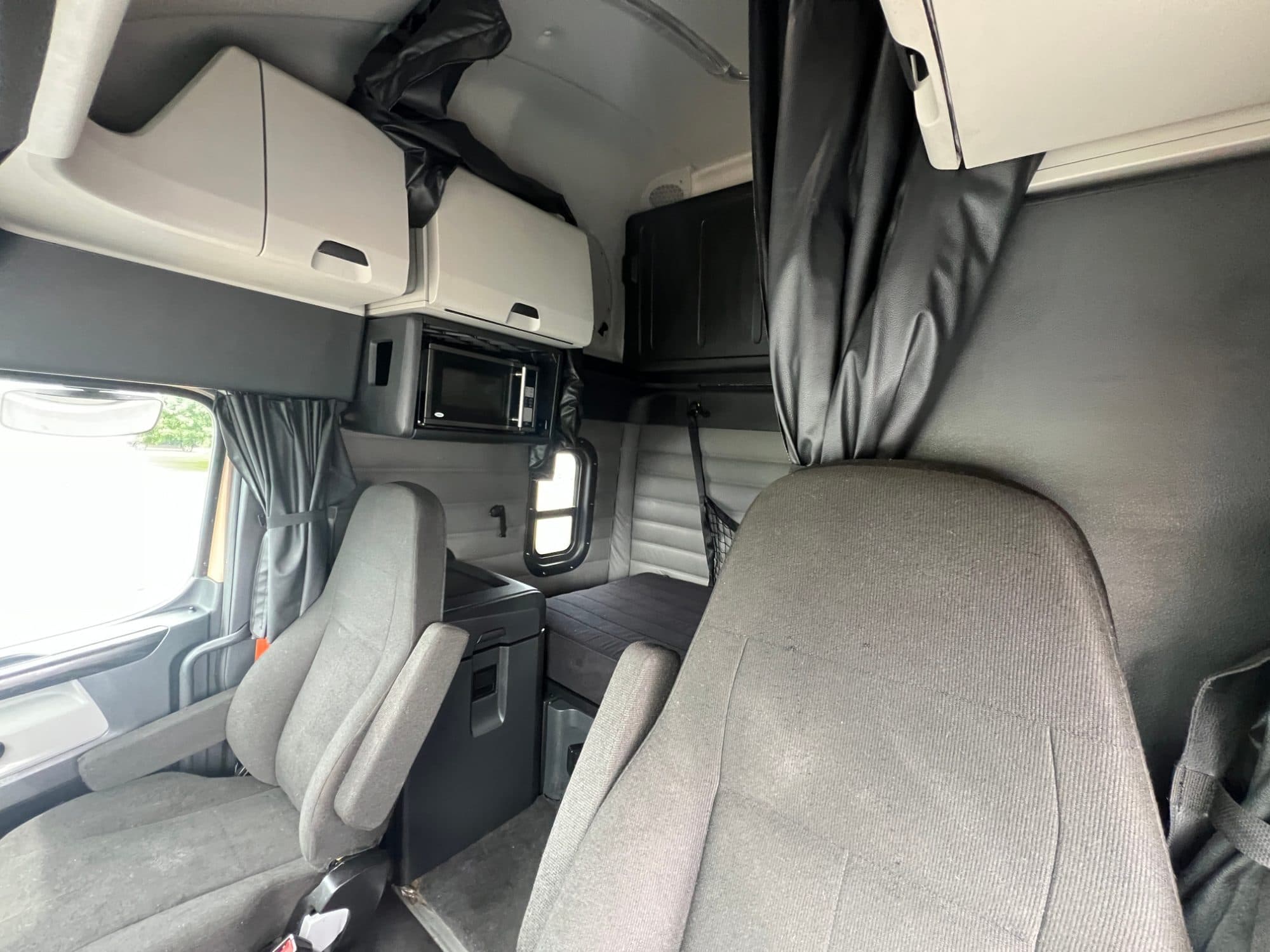 2023 Freightliner Cascadia 126