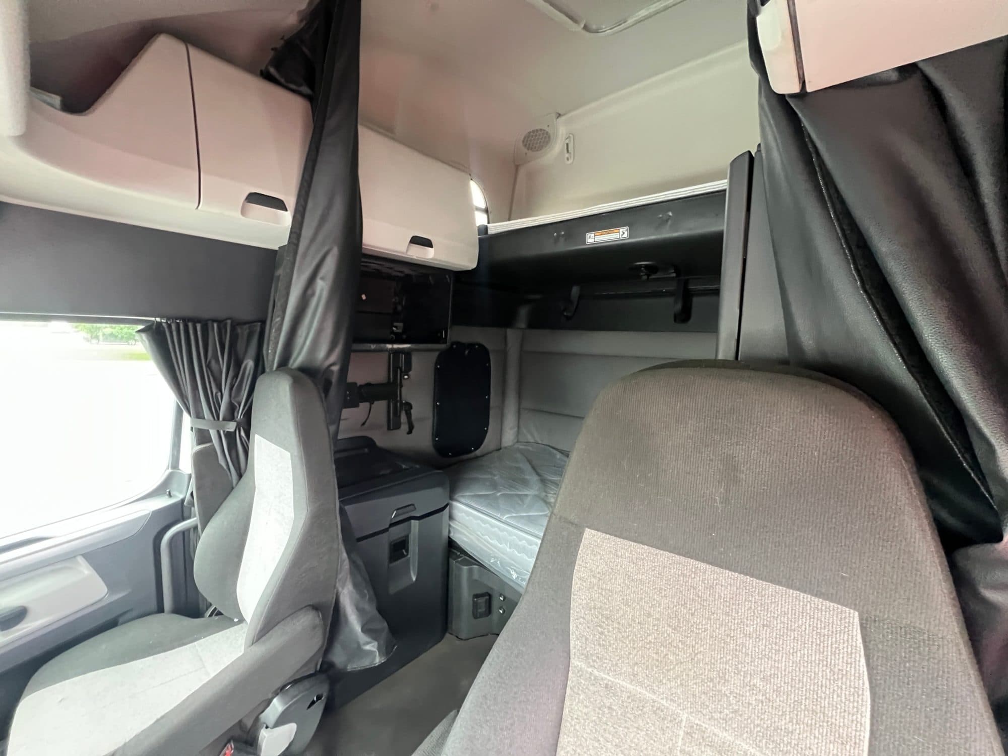 2020 Freightliner Cascadia 126
