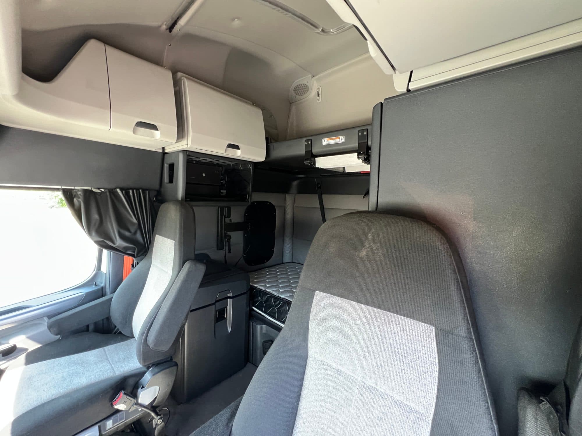 2020 Freightliner Cascadia 126